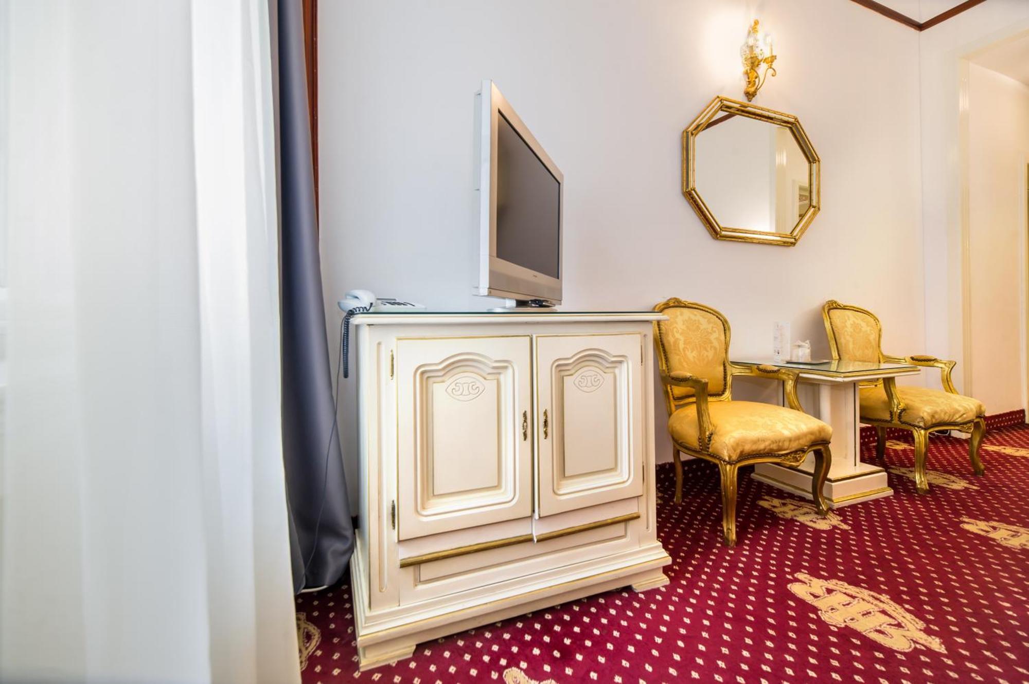 Hotel Imparatul Romanilor Hotel & Spa 시비우 객실 사진